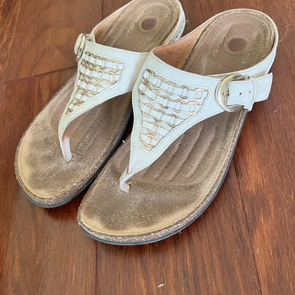 Clarks designer unstructured White Woven embellished  Sandals Adjustable strap